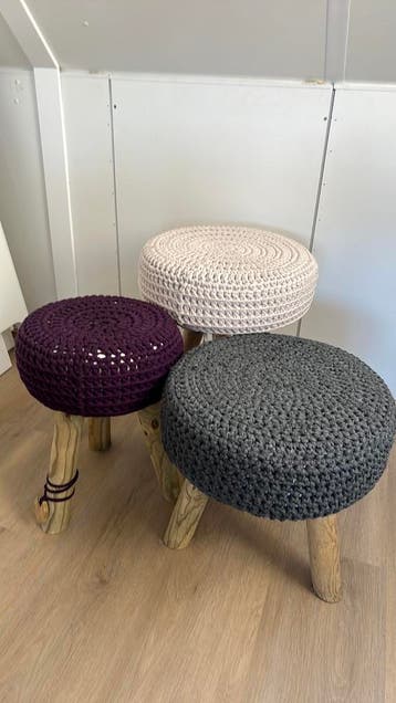 Houten krukjes met gehaakte hoezen.