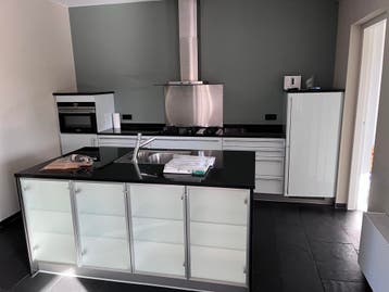 Moderne keuken met kookeiland en inbouwapparatuur