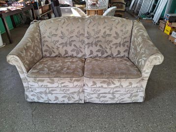 Gratis af te halen nog heel netjes stoffen tweezitsbankje