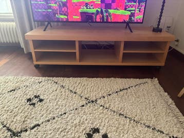 Houten TV-meubel met opbergruimte en wieltjes