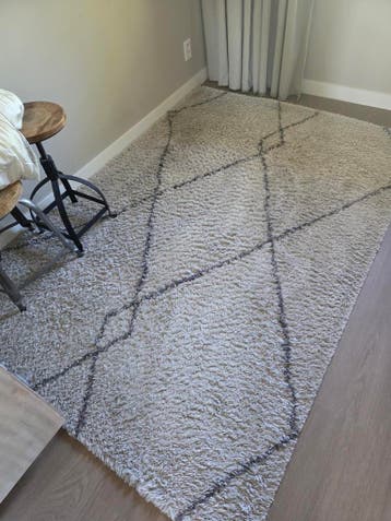 Zacht crèmekleurig vloerkleed met geometrisch patroon