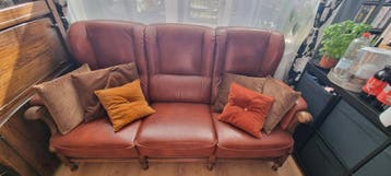 Vintage leren bank met houten frame en rotan details