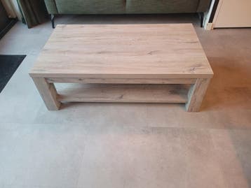 Zware houten salontafel met onderblad