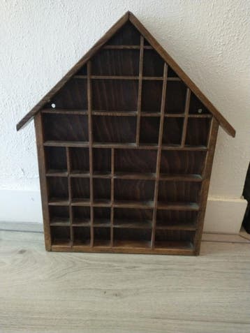 Mooie houten letterbak wandrek