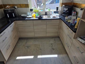 Nette hoekkeuken met granieten blad, zonder apparatuur