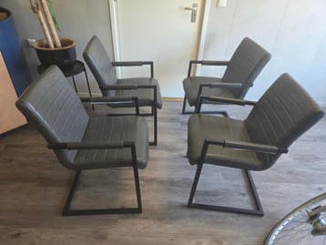 Set van 4 grijze stoelen met armleuningen gratis