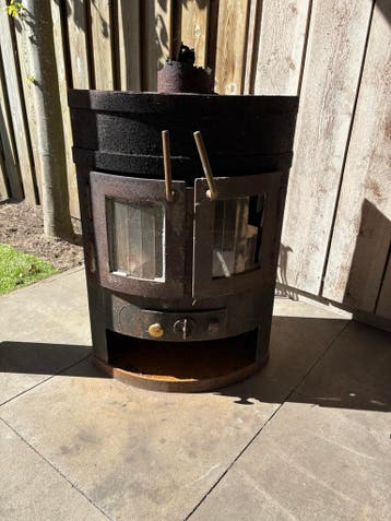 Zware, goed functionerende houtkachel met asluik