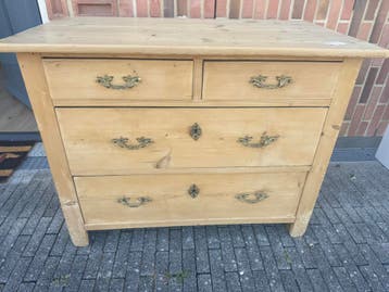 Ladekast met sierlijke handgrepen
