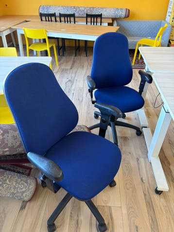 TWEE GRATIS BUREAUSTOELEN