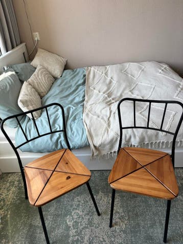 2 mooie hout en zwarte stoelen!