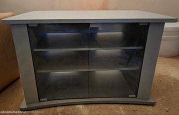 Gratis Modern grijs/zilver tv-meubel met glazen deurtjes