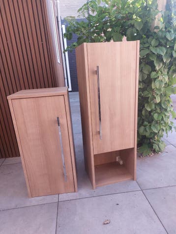 Set van 2 houten kasten met metalen handgrepen