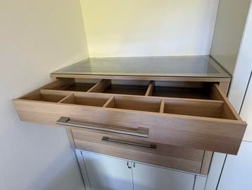 Gratis: Houten ladeblok met 3 laden en glazen blad