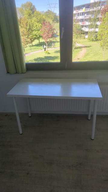 Wit bureau met metalen poten Ikea