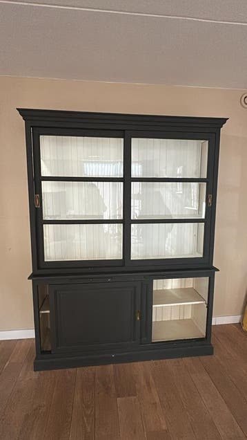 Mooie zwarte vitrinekast met schuifdeuren