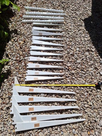 Witte plankdragers en rails voor wandplanken