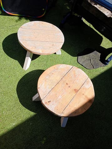 2 zelfgemaakte houten bijzettafels (VANDAAG OPHALEN)