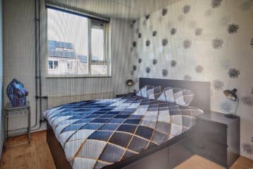 Tweepersoonsbed met nachtkastjes en lampjes