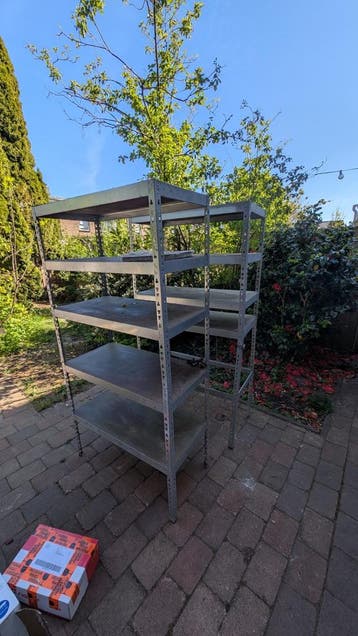 Stevige metalen rekken voor opslag of werkplaats