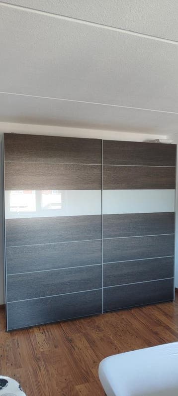 Gratis af te halen ruime kledingkast 226x220cm