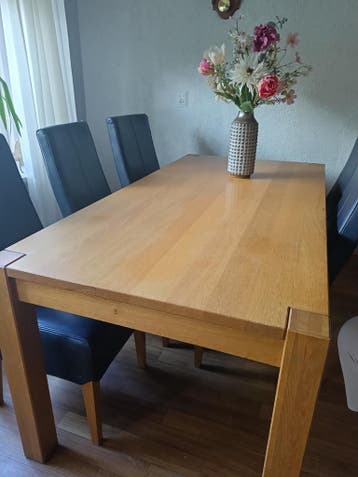 Eettafel met 6 stoelen