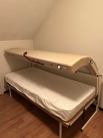 Gratis.   Zonnebank met bed en matras.      GERESERVEERD