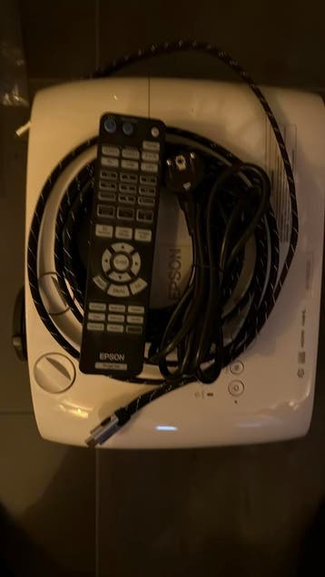 Epson EH-TW6700 full hd beamer, heeft nieuwe lamp nodig
