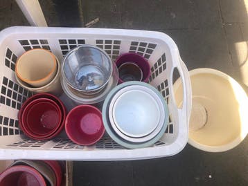 Doos boeken en diverse bloempotten