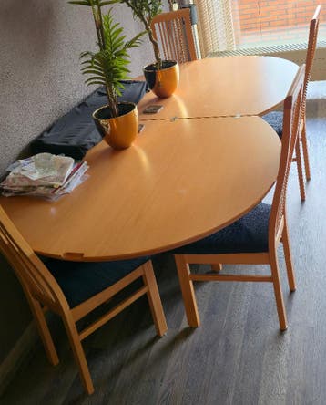 Ronde uitklapbare tafel + 4 stoelen