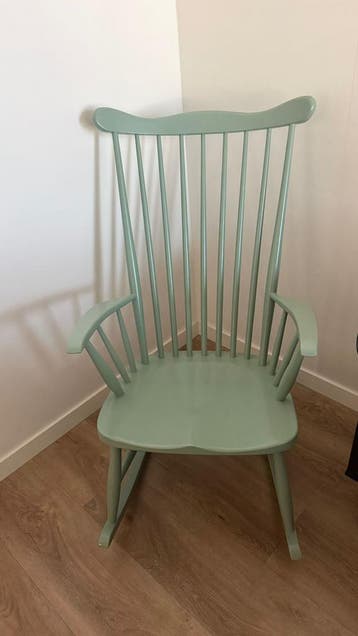 Schommelstoel (gereserveerd) en houten stoel.