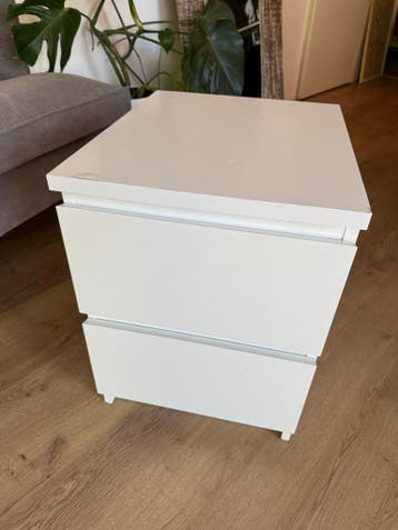 Gratis IKEA Nachtkastje - Kleine waterschade en stoot