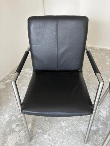 Gratis af te halen: 4 rvs stoelen icm zwart leer.
