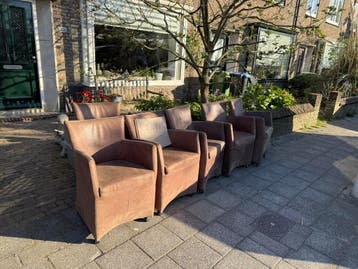 Gratis 6 leren eetstoelen op wieltjes