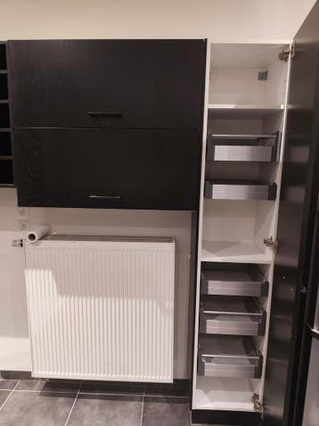 Keukenkasten: 2 hangkasten met glasplaat en 1 kolomkast