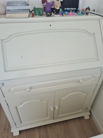 Wit geschilderde secretaire met opbergruimte