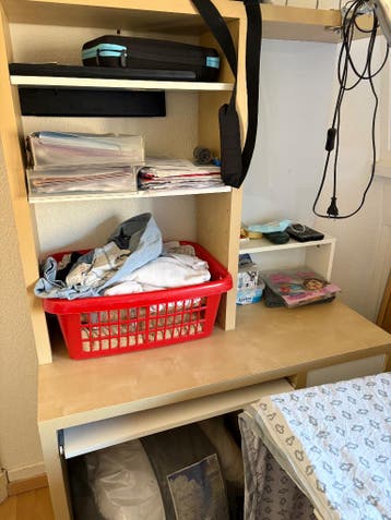 Ivm verhuizing. Gratis.: Buro  gebruikt. Met bovengedeelte