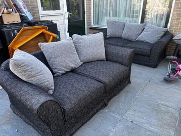 Set van 2 donkergrijze banken met kussens