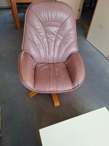 Gratis af te halen; comfortabele draaibare fauteuil van leer