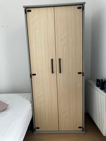 GERESERVEERD * GRATIS af te halen stevige kledingkast (hang)