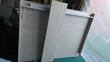 Houten achtergrond met verlichting voor een tv-tafel