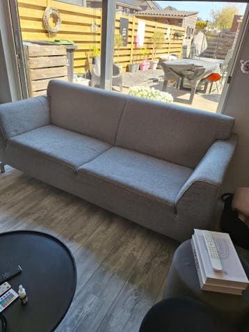 Lichtgrijze 2,5 zits bank. GRATIS