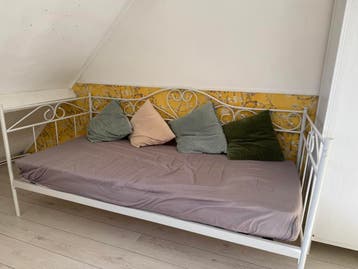 Wit metaal bed