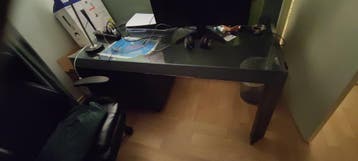 Gratis af te halen: Bureau 150x80x69cm met glazen blad