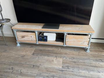GRATIS Steigerhouten TV-meubel /salontafel met steigerbuizen