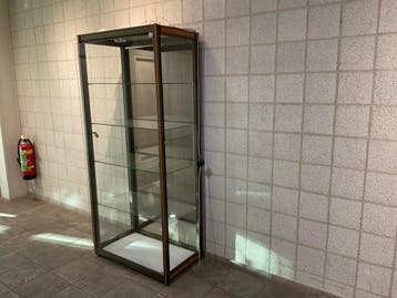 Glazen vitrinekast GRATIS
