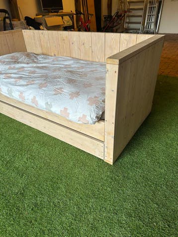 Steigerhouten bed met uitschuifbaar logeerbed