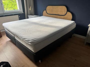 Gratis: Boxspring met matras en topper, gebruikt maar goed