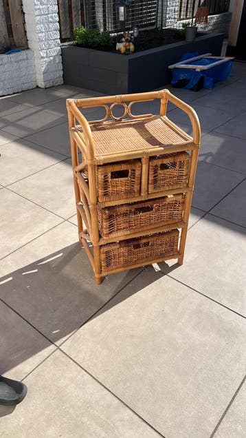 Rieten bijzet tafel