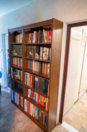 Gratis 2 vintage donker eiken boekenkasten (leeg)