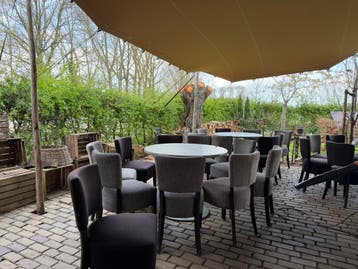 12 zwarte terrasstoelen (grijze niet)